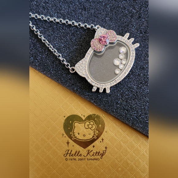 Hello Kitty Necklace - Picture 3 of 4